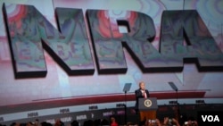 Президент Дональд Трамп выступает на фоне логотипа НСА
