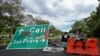 Manifestantes bloquean la carretera Panamericana, junto a un cartel que dice “la primera línea”, para protestar contra el gobierno del presidente Iván Duque, entre Buga y Cali, en el departamento del Valle del Cauca, Colombia, el 26 de mayo de 2021.