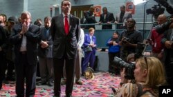 El alcalde de Washington, Vincent Gray, hace una pausa para orar en una escuela pública.