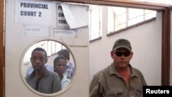 Le chasseur professionnel, Theo Bronkhorst, sort du tribunal à Hwange, Zimbabwe, 15 octobre 2015.