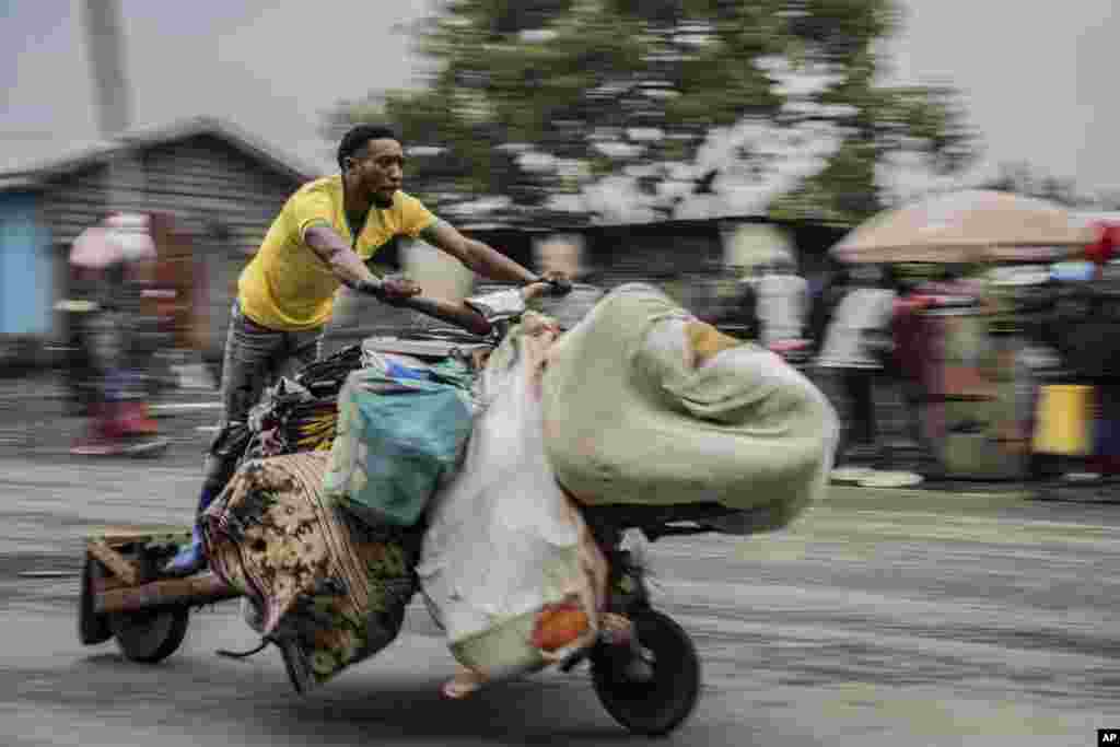 People displaced by the fighting with M23 rebels make their way to the center of Goma, Democratic Republic of the Congo.