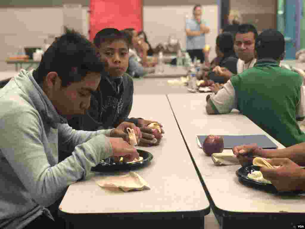 Gracias esto, estas familias no pasan dos o tres días en la estación de buses sin alimentos o guía para entender cómo funcionan los boletos de autobús, adónde se tiene que dirigir, etc.