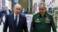 Президент Росії Володимир Путін (ліворуч) і міністр оборони Росії Сергій Шойгу прибувають на зустріч із вищим військовим керівництвом у Москві, Росія, 19 грудня 2023 року. (AP)