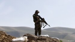 Un soldado del Ejército Nacional Afgano vigila durante una patrulla en el distrito de Dand Ghori de la provincia de Baghlan, Afganistán, el 15 de marzo de 2016. La provincia fue tomada por los talibanes en las últimas semanas.