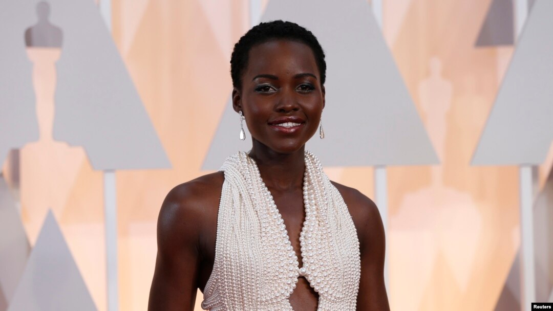 A actriz Lupita Nyong'o num vestido Calvin Klein e diamantes Chopard 