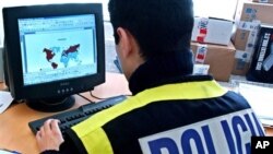 Un policier espagnol enquêtant sur des réseaux pédophiles, Madrid, 28 janvier 2006.