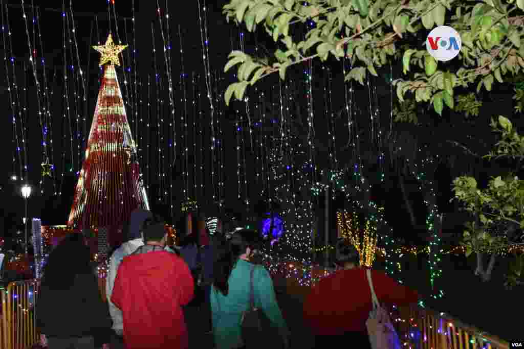 El Parque de Guadalupe en el cantón de Goicoechea, cercano a San José, la capital costarricense, es uno de los lugares frecuentados por su decoración navideña llena de luces por las familias en diciembre. [Foto Armando Gómez,VOA].