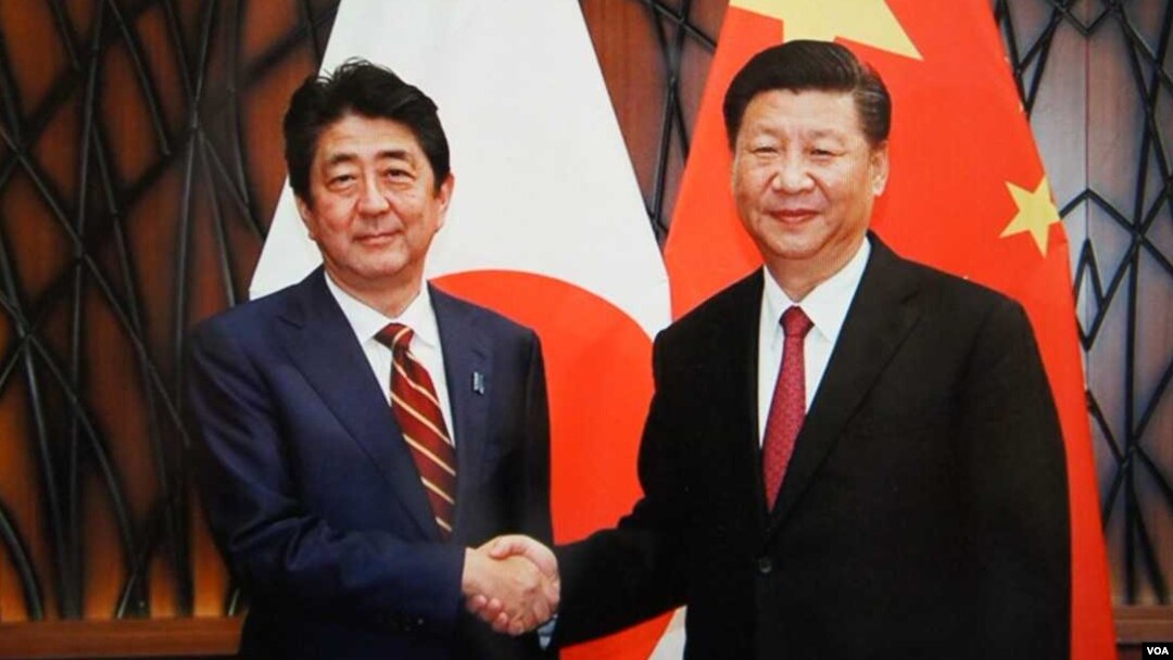 11月11日习近平在越南与安倍会谈前笑容握手（日本首相官邸档案图片）