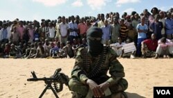 Anggota militan Al-Shabab bersila saat diumumkannya integrasi dengan Al-Qaeda di Mogadishu (Foto: dok)