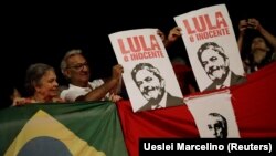 Les partisans de l'ancien président brésilien Luiz Inacio Lula da Silva assistent à un rassemblement en soutien à sa candidature à la course à la présidentielle de 2018, à Brasilia, au Brésil, le 23 janvier 2018.