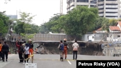 Kondisi Jalan Gubeng yang ambles Selasa malam, 18 Desember 2018. (Foto: VOA/Petrus Risky)