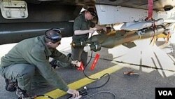 Militares franceses preparan el avión de combate Mirage 2000 para una misión en Libia el 23 de marzo de 2011.