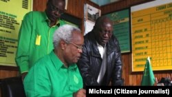 Mbunge wa Monduli, Edward Lowassa ambaye pia ni waziri mkuu wa zamani wa Tanzania, akisaini kitabu cha wageni wakati alipotembelea ofisi ya CCM mkoa wa Arusha. Kushoto ni Mwenyekiti wa CCM wa mkoa wa Arusha, Bw.Onesmo Ole Nangole.