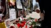 2024 年 2 月 17 日，一名妇女在俄罗斯驻在马德里大使馆前放置了一支蜡烛，悼念俄罗斯著名反对派领导人阿列克谢·纳瓦尔尼的去世。
