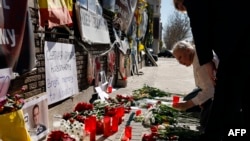 2024 年 2 月 17 日，一名婦女在俄羅斯駐在馬德里大使館前放置了一支蠟燭，悼念俄羅斯著名反對派領導人阿列克謝·納瓦爾尼的去世。