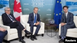 Perdana Menteri Kanada Justin Trudeau (kanan) bertemu dengan Presiden Dewan Eropa Donald Tusk (tengah) dan Presiden Komisi Eropa Jean-Claude Juncker (kiri) sebelum pertemuan puncak G7 di Kota Charlevoix, di Kanada, 7 Juni 2018.