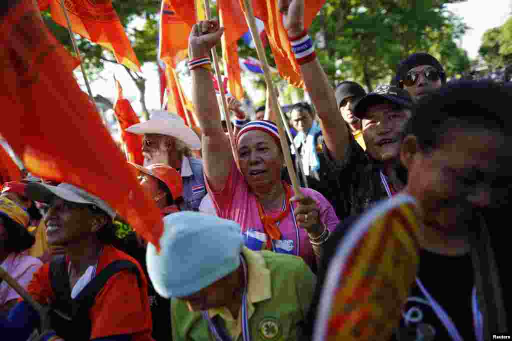 Anti-government protesters react as their leader arrives at Thailand&#39;s parliament building during the senate session in Bangkok, May 12, 2014.