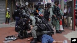 24일 홍콩에서 경찰이 중국의 국가보안법 제정에 반대하는 시위대를 체포하고 있다. 