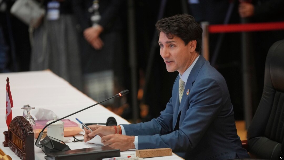 ARCHIVO - El primer ministro de Canadá, Justin Trudeau, pronuncia un discurso durante la cumbre de la Asociación de Naciones del Sudeste Asiático (ASEAN) y Canadá en Vientiane, Laos, el jueves 10 de octubre de 2024