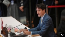 ARCHIVO - El primer ministro de Canadá, Justin Trudeau, pronuncia un discurso durante la cumbre de la Asociación de Naciones del Sudeste Asiático (ASEAN) y Canadá en Vientiane, Laos, el jueves 10 de octubre de 2024