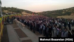 Askeri operasyonda öldürülen sekiz PKK'lının cenazesi çevredeki sivil eylemciler tarafından bulundukları yerden alınarak mezarlıktaki camiye götürüldü. Cenaze törenine HDP’li milletvekilleri, DBP’li belediye başkanları ve kalabalık bir grup katıldı.