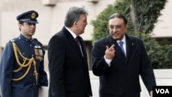 Presiden Pakistan Asif Ali Zardari (kanan) dan Presiden Turki Abdullah Gul berbincang-bincang di sela-sela pertemuan di Ankara, Rabu (13/4).