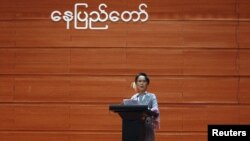 Pemimpin pro-demokrasi Myanmar, Aung San Suu Kyi menyampaikan pidato pada hari pembukaan perundingan perdamaian di Naypyitaw (12/1). 