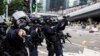 Police menembakkan peluru karet saat bentrok dengan pengunjuk rasa dalam demonstrasi menentang RUU Ekstradisi di Hong Kong, 12 Juni 2019.