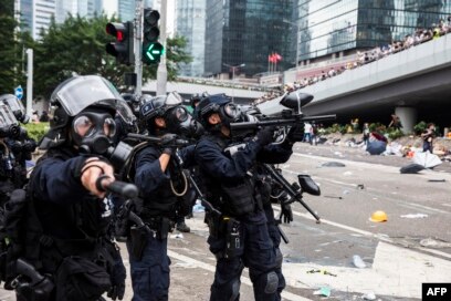 香港立法会外人山人海警方启用催泪瓦斯和高压水枪