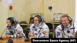 Aktris Yulia Peresild (kiri), sutradara Klim Shipenko (kanan) dan kosmonaut Anton Shkaplerov berbincang dengan para kerabat sebelum peluncuran ke stasiun ruang angkasa di Baikonur Cosmodrome, Kazakhstan, 5 Oktober 2021. (Roscosmos Space Agency via AP)