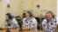 Dalam foto yang dirilis oleh Badan Antariksa Rusia Roscosmos tampak (dari kiri ke kanan), aktris Yulia Peresild, sutradara Klim Shipenko, dan kosmonaut Anton Shkaplerov dalam konferensi pers sebelum keberangkatan mereka ke ISS pada 5 Oktober 2021. (Foto: Roscosmos via AP)