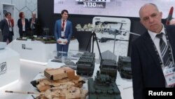 资料照：2023年2月20日，在阿拉伯联合酋长国阿布扎比举行的国际防务展览和会议(IDEX)上，俄罗斯武器在NAVDEX上展出。（路透社）