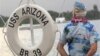 Un sobreviviente del ataque de 1941 a Pearl Harbor con vista al agua cerca de una réplica de salvavidas durante la ceremonia del 65 aniversario en Pearl Harbor, Hawái, el jueves 7 de diciembre de 2006. [Archivo]