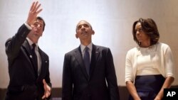 El presidente Barack Obama (C), y su esposa Michelle Obama, visitaron el Museo y Biblioteca Lyndon Johnson, en Austin, Texas.