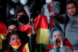 Manifestantes participan en una protesta contra el presidente electo de Bolivia, Luis Arce, alegando un supuesto fraude en las elecciones generales, en La Paz