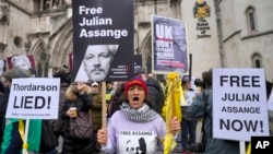 Para demonstran memegang spanduk di luar Pengadilan Inggris di London, Selasa (20/2), menuntut pembebasan pendiri WikiLeaks Julian Assange yang terancam diekstradisi ke AS. 