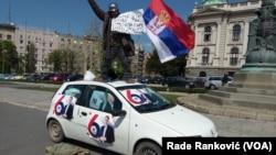 Pristalice SNS ispred zgrade Narodne skupštine Srbije pred miting ove stranke, Foto: VOA