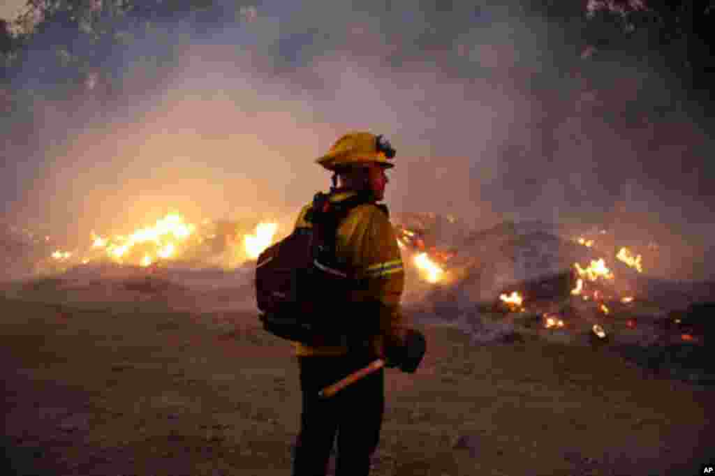 Se espera que los vientos de Santa Ana permanezcan un último día después de conducir más de una docena de incendios forestales a través de California.