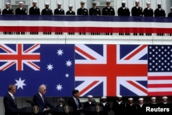 조 바이든 미국 대통령이 2023년 3월13일 미국 샌디에이고에 있는 한 해군 기지에서 리시 수낙 영국 총리, 앤서니 알바니즈 호주 총리와 함께 AUKUS 협정 체결을 발표하고 있다. (자료사진)