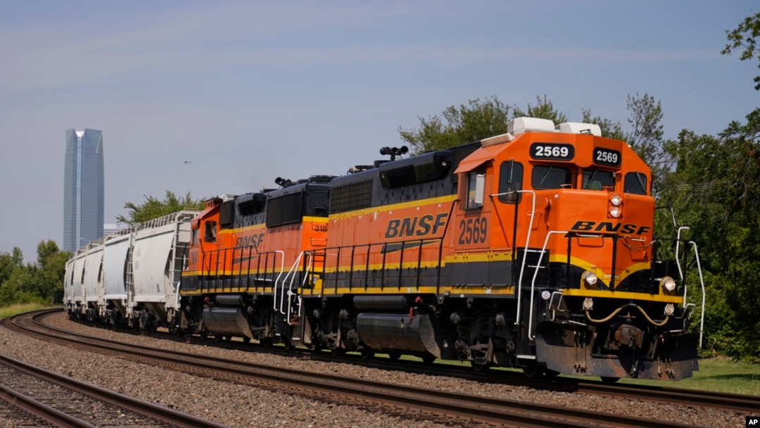 Oklahoma City'den güneye doğru ilerleyen bir BNSF yük treni- 14 Eylül 2022. 