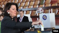 Predsednica Kosova, Atifete Jahjaga glasa na lokalnim izborima, 3. novembar, 2013.