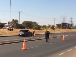 Soldiers and police monitor a roadblock in the capital, Gaborone, which is under a two-week lockdown, July 31, 2020. (Mqondisi Dube/VOA)