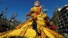 Seorang pekerja menyelesaikan patung yang dibuat dengan lemon dan jeruk bernama &quot;Opera Beijing&quot; selama festival Lemon ke-88 dengan tema &quot;Opera dan tarian&quot; di kota Menton, Prancis. (Foto: Reuters)