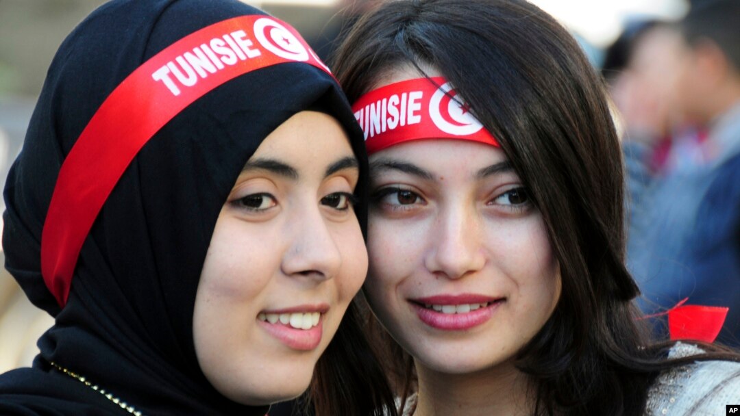 Professor Lindbergning aytishicha, “arab bahori”ni boshidan kechirgan mamlakatlar orasida Tunis yolg’iz ijobiy bir misol bo’la oladi. Suratda tunislik qizlar "arab bahori"ning besh yilligini nishonlamoqda. Tunis, 14-yanvar, 2016-yil.