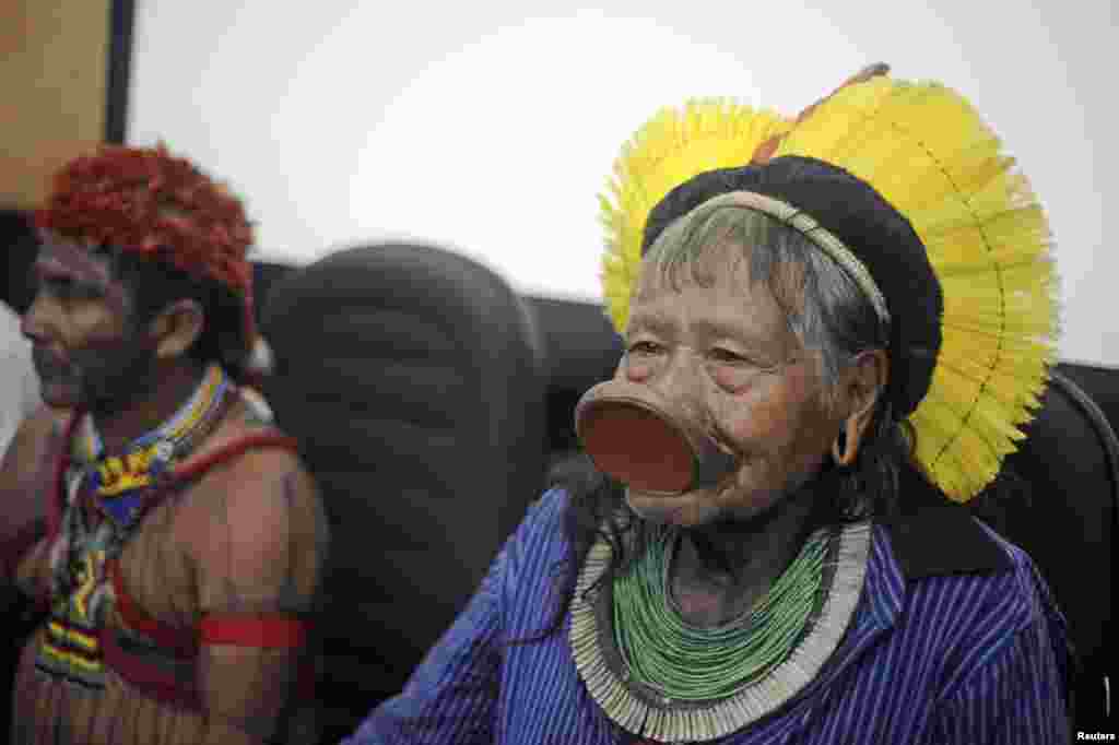 Cacique Raoni Metuktire (R), chief of the Kayapo Indian tribe from south of the Amazon Basin, meets with Munduruku Indians who are occupying for the second day the headquarters of Brazil&#39;s Indian affairs agency, known as FUNAI, in Brasilia, Brazil, June 12, 2013.