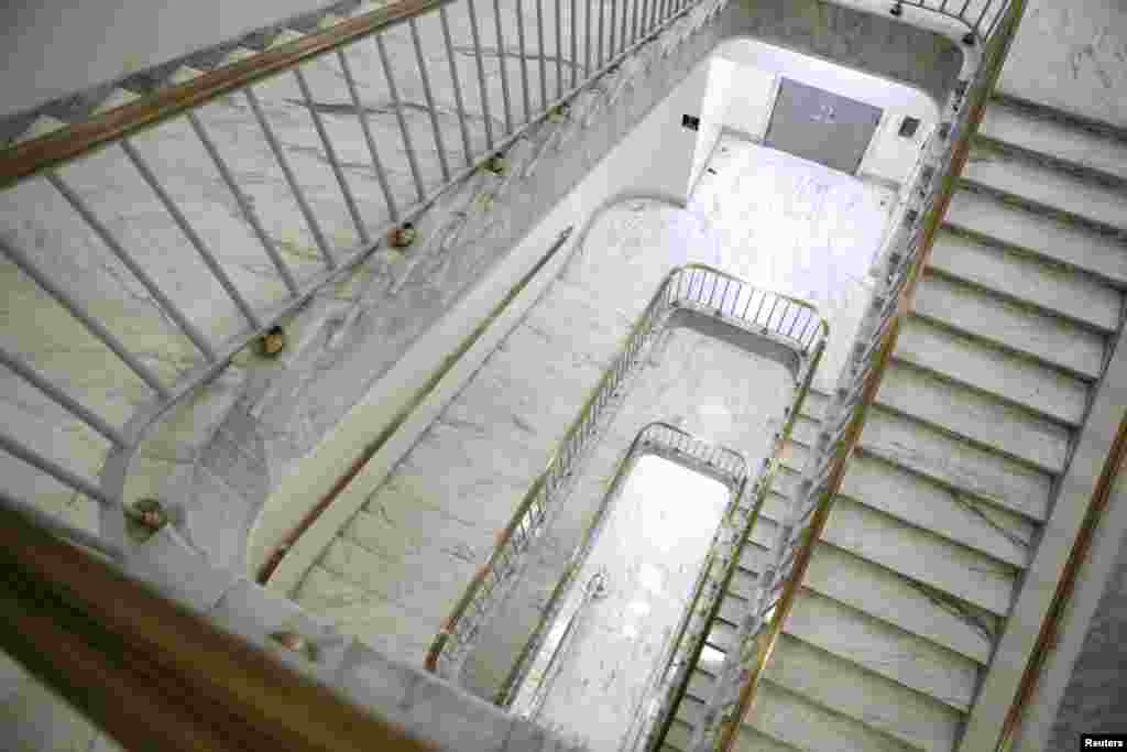 Una escalera está vacía, en el edificio de oficinas de la casa de Rayburn, semanas antes del final del actual mandato de los congresistas de Estados Unidos.