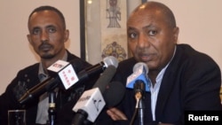  Ethiopian government spokesman Bereket Simon (R) makes the official announcement of the death of PM Meles Zenawi in Ethiopia's capital Addis Ababa, August 21, 2012.