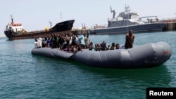 Des migrants illégaux sont secourus par les gardes-côtes libyens à Tripoli, Libye, le 6 mai 2017.