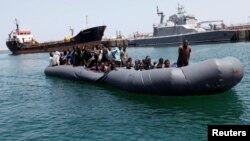 Des migrants illégaux sont secourus par les gardes-côtes libyens à Tripoli, Libye, le 6 mai 2017.