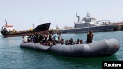 Des migrants illégaux sont secourus par les gardes-côtes libyens à Tripoli, Libye, le 6 mai 2017.